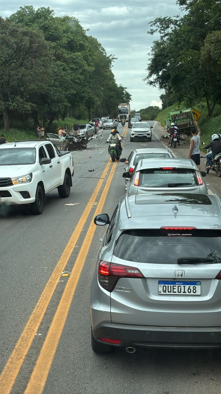 Colisão fatal entre carro e caminhão interdita a MG-050