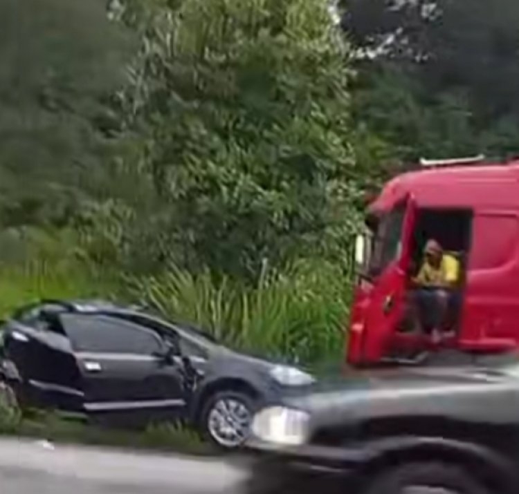 Acidente entre carro e carreta deixa dois feridos na MG-494, em Divinópolis