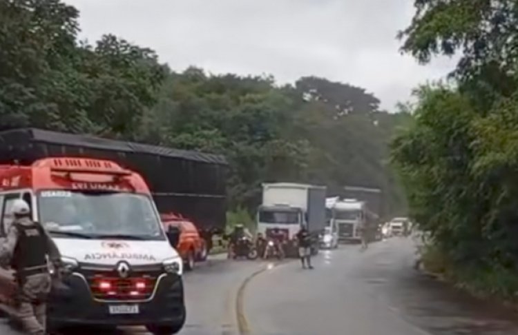 Acidente entre carro e carreta deixa dois feridos na MG-494, em Divinópolis