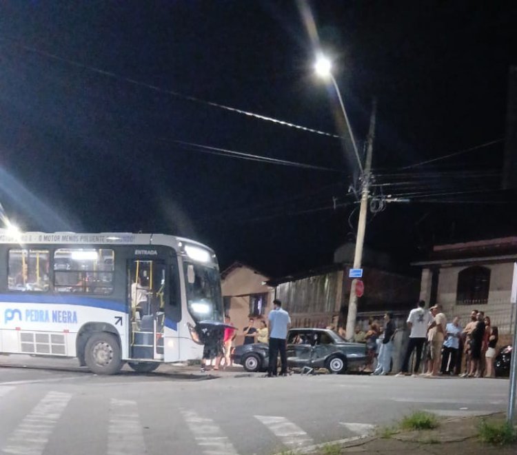 Colisão entre ônibus e carro no bairro Garcias na noite de domingo
