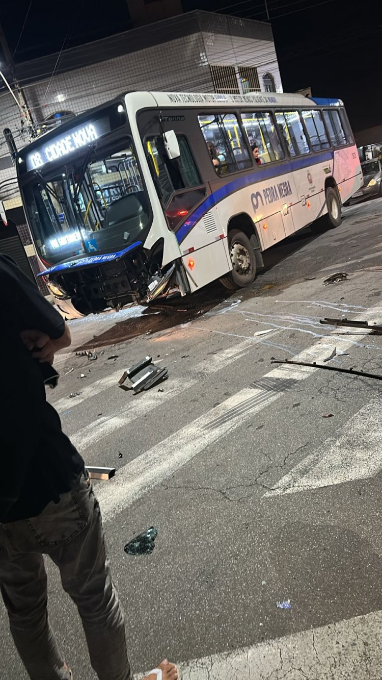 Colisão entre ônibus e carro no bairro Garcias na noite de domingo