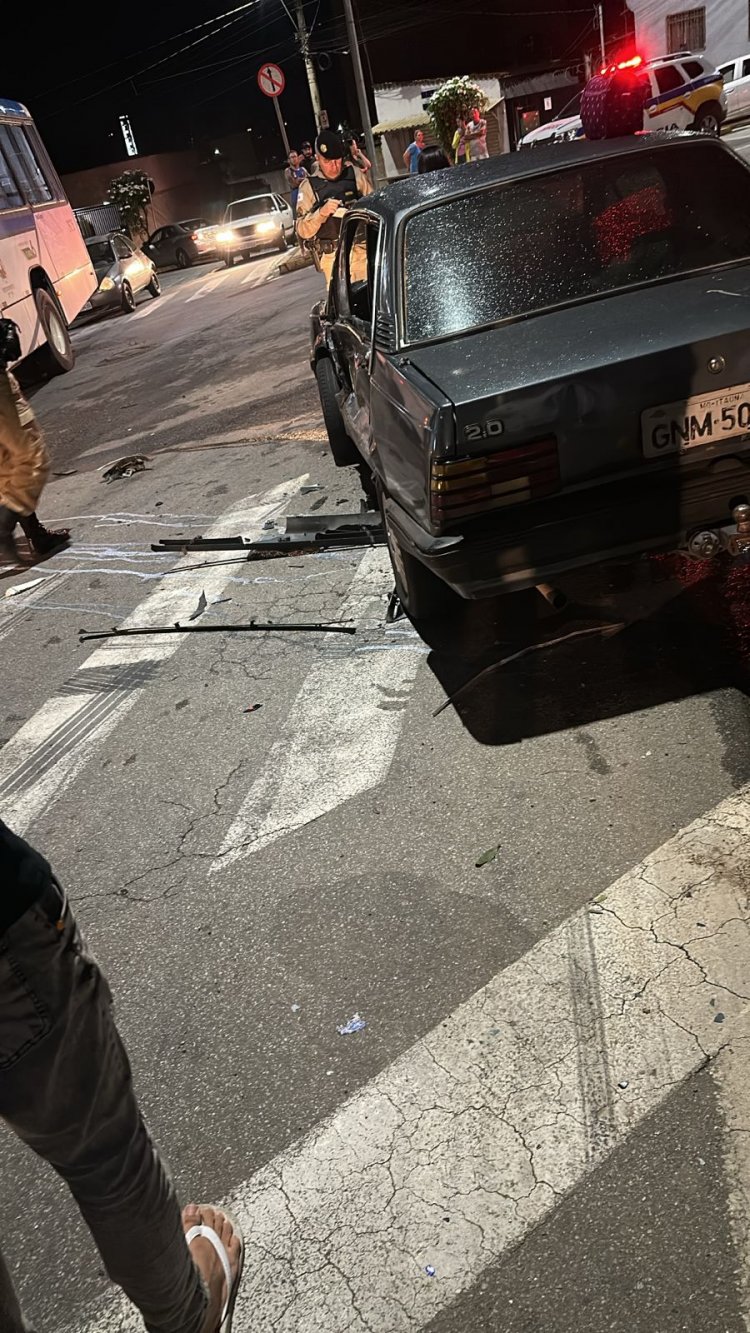 Colisão entre ônibus e carro no bairro Garcias na noite de domingo