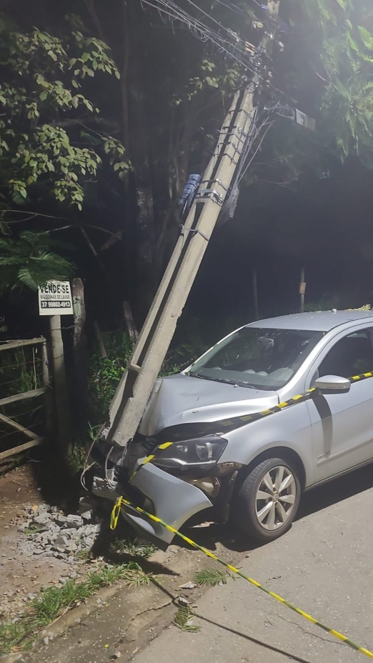 ACIDENTE - Motorista bate carro em poste no Morro do Sol