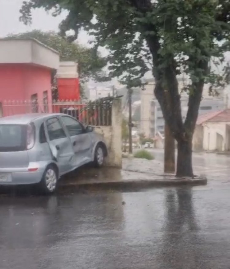 Moradora do bairro das Graças filma colisão de carro e faz desabafo sobre insegurança no trânsito