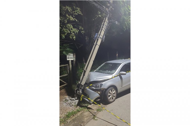 Carro bate em poste no Morro do Sol