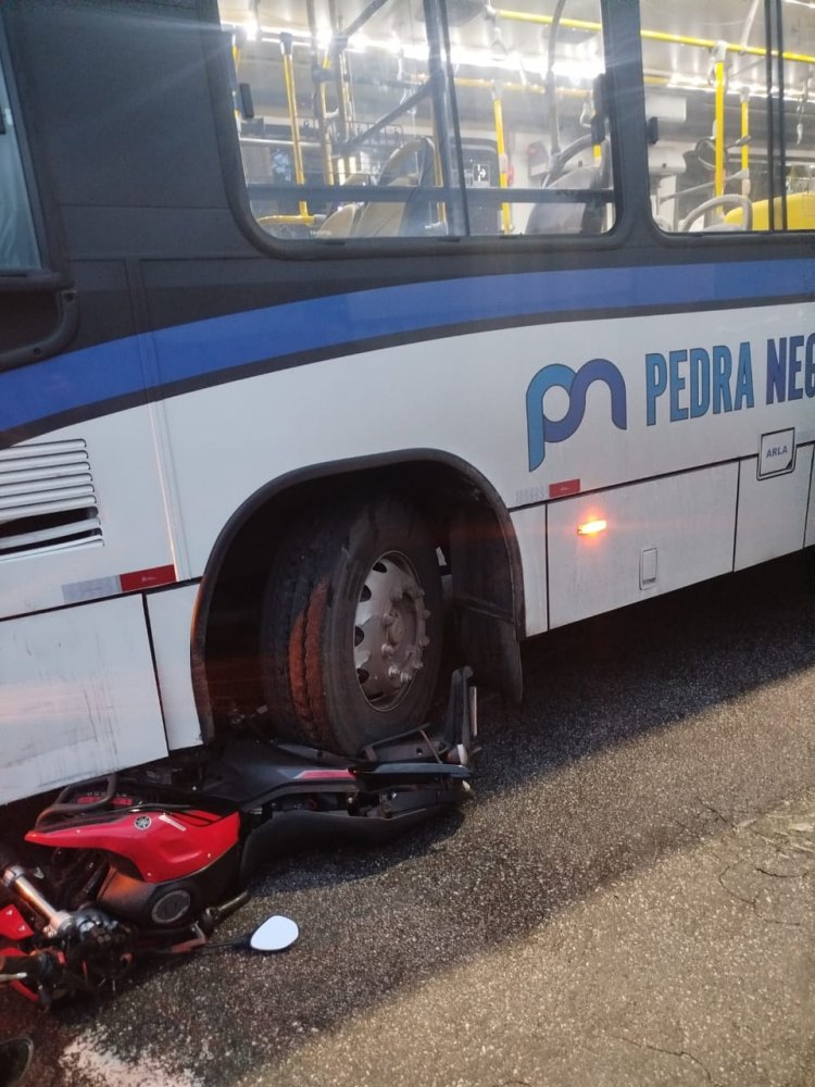 Colisão entre ônibus e motocicleta mobiliza autoridades no bairro Leonane
