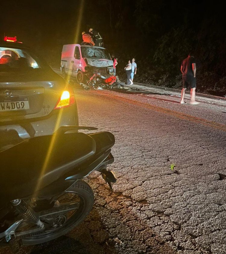 Passageira da moto  é lançada sobre teto de van em acidente na MG-431
