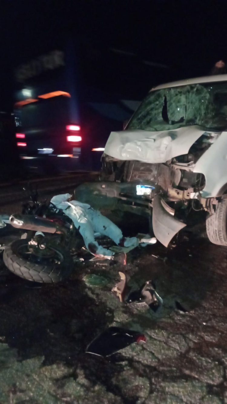 Passageira da moto  é lançada sobre teto de van em acidente na MG-431