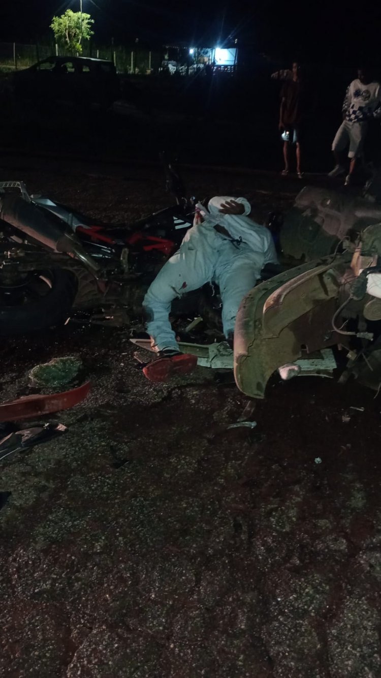 Passageira da moto  é lançada sobre teto de van em acidente na MG-431