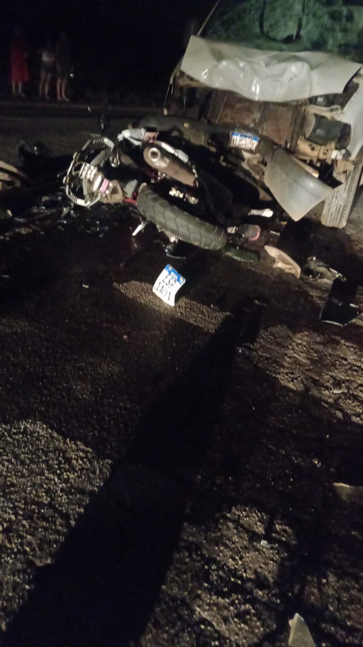 Passageira da moto  é lançada sobre teto de van em acidente na MG-431