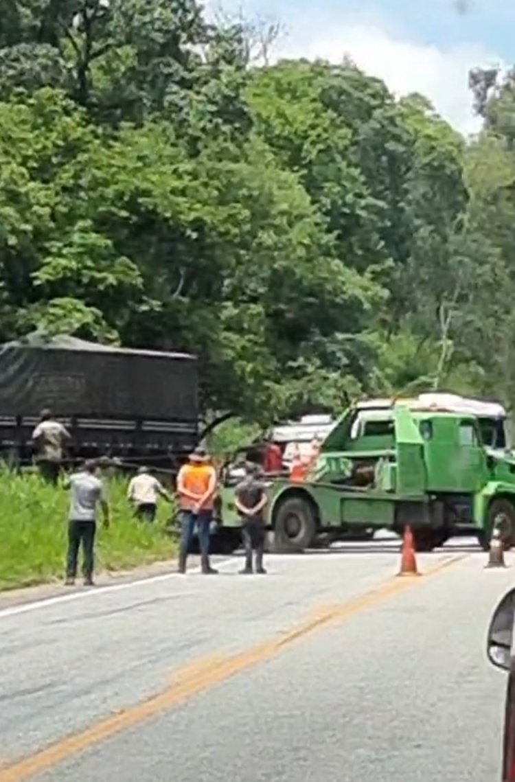 Acidente interdita totalmente a MG-050 entre Itaúna e Divinópolis