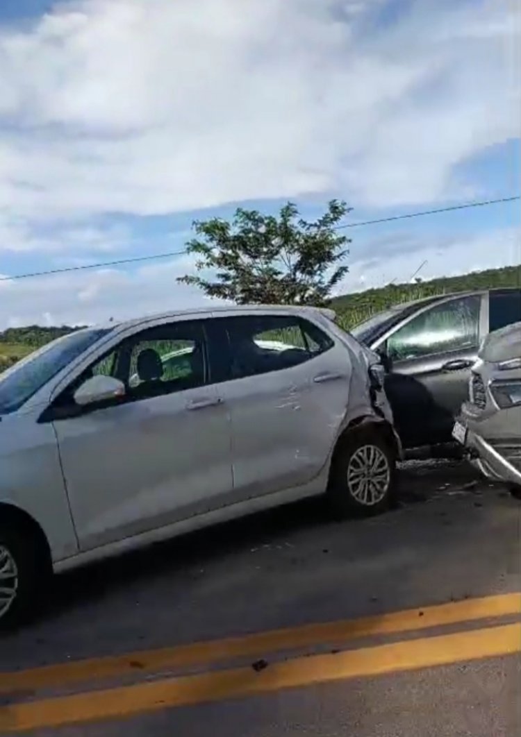 Acidente na MG-050 em Itaúna gera congestionamento nesta tarde
