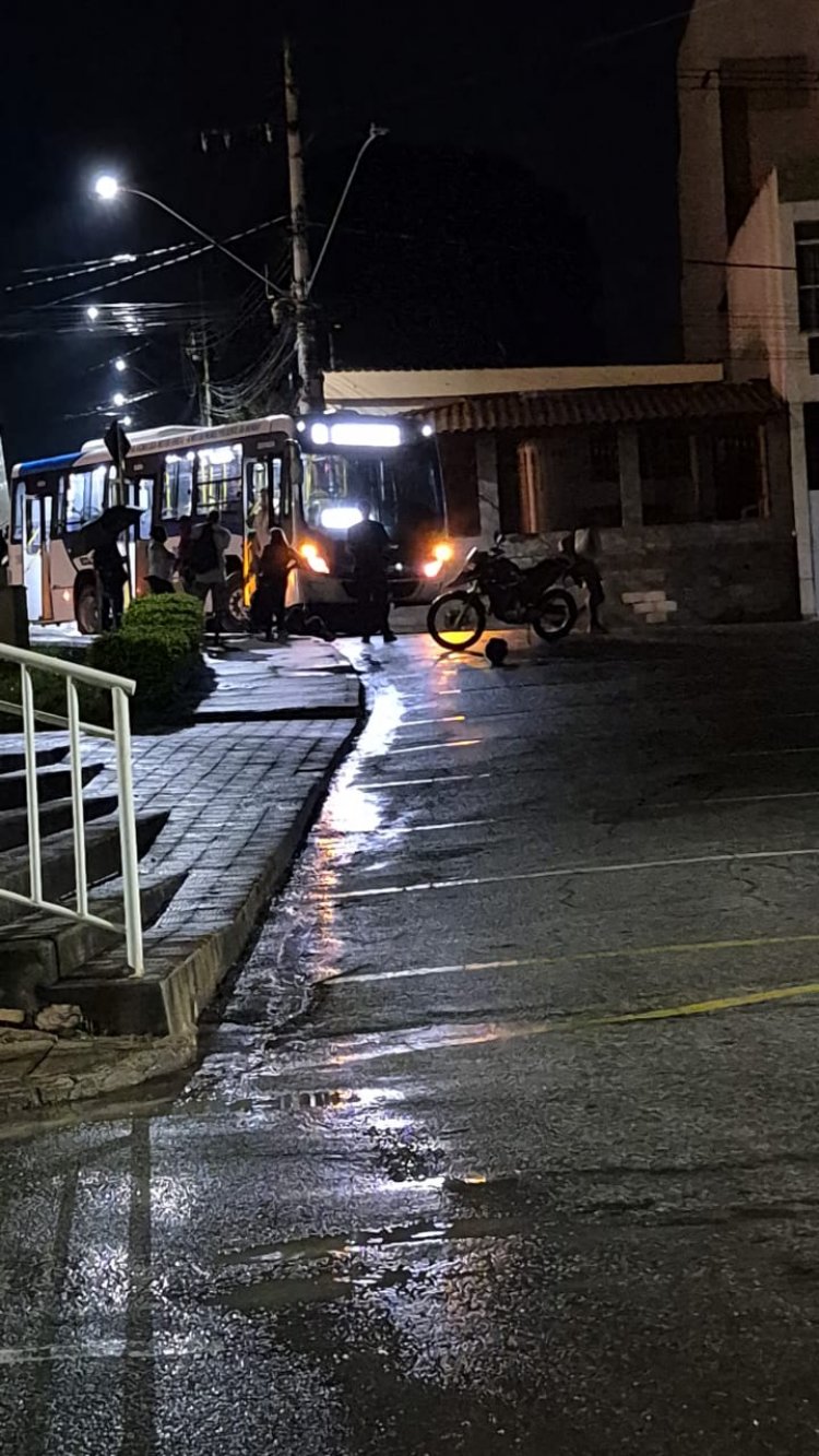Colisão entre ônibus e moto deixa ferido no bairro Santanense nesta sexta