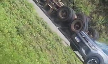 ALERTA: Carreta tomba na MG-050, em direção a Betim