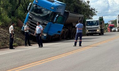 Motorista de carreta sofre convulsão e sobe em barranco na MG-431, em Itaúna
