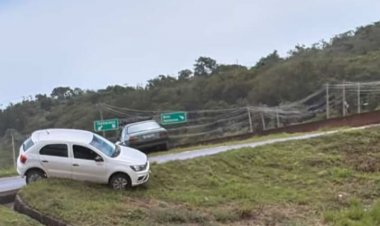 Veículo sai da pista na alça de acesso entre a MG-050 e MG-431 em Itaúna