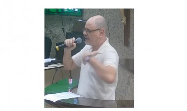 Servidor ocupa tribuna e questiona imprensa