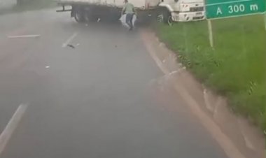 Susto na MG-050: Caminhão invade contramão e quase bate de com carreta na MG-050