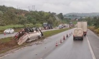 Caminhão de combustível tomba próximo a Juatuba na MG-050