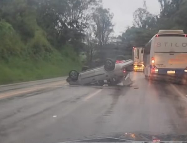 Acidente causa lentidão na MG-050 entre Itaúna e Azurita, próximo à Modal