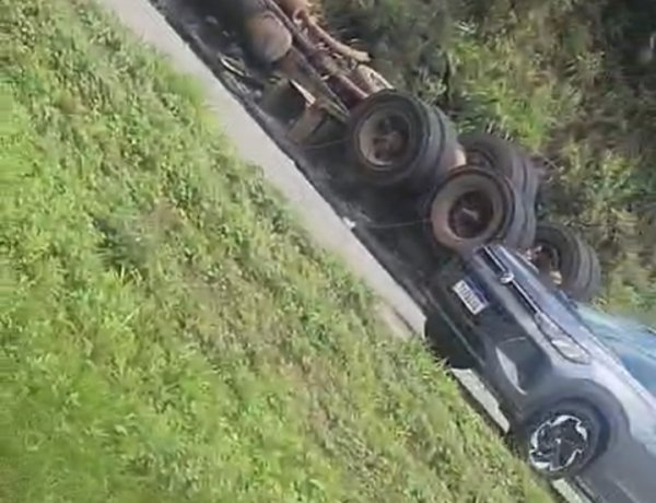 ALERTA: Carreta tomba na MG-050, em direção a Betim