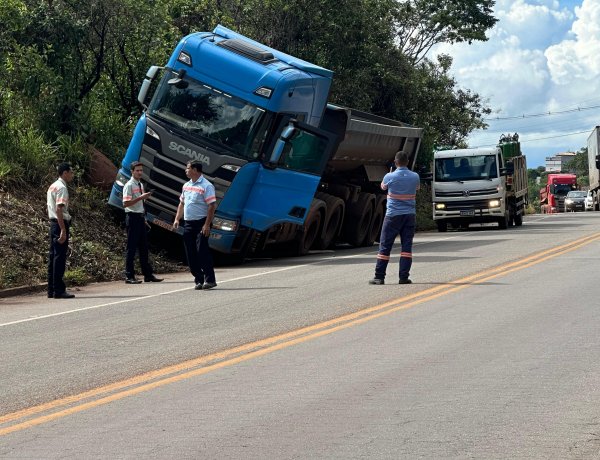 Motorista de carreta sofre convulsão e sobe em barranco na MG-431, em Itaúna