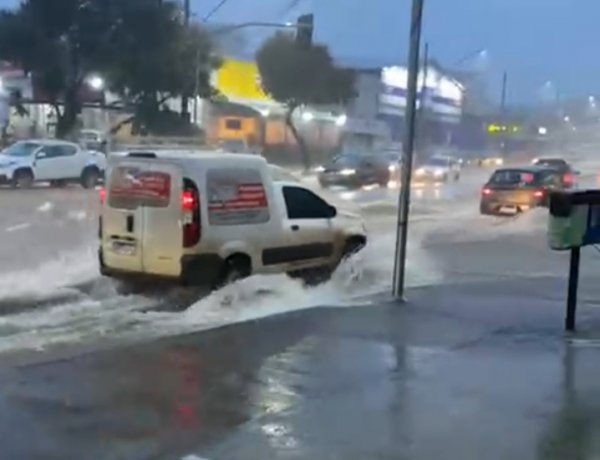 Chuva intensa inunda pontos críticos de Itaúna; avenida Jove Soares é a área mais afetada