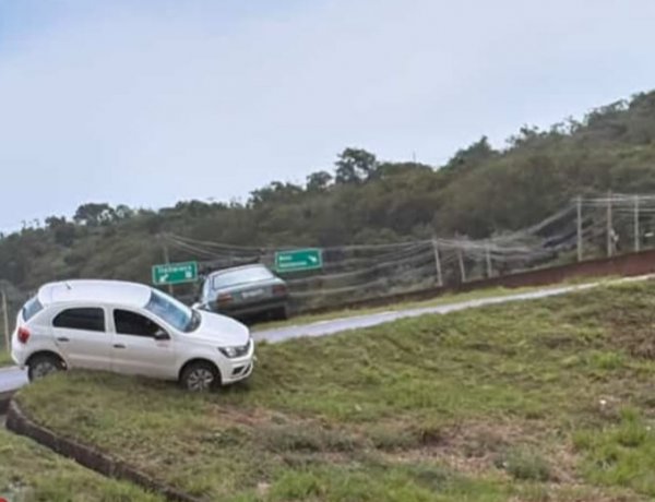Veículo sai da pista na alça de acesso entre a MG-050 e MG-431 em Itaúna