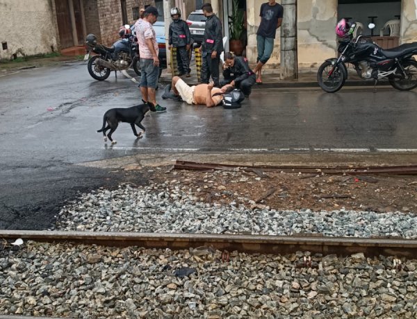 Acidente mobiliza atenção na esquina das ruas Manoel Gonçalves e Dona Cota