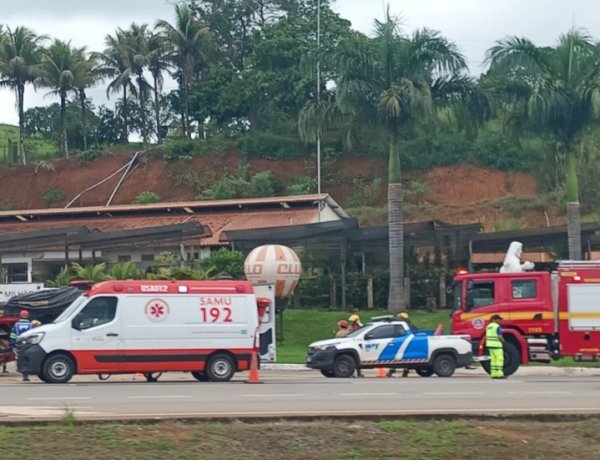 Acidente entre carro e ônibus deixa mulher ferida na BR-262, em Florestal