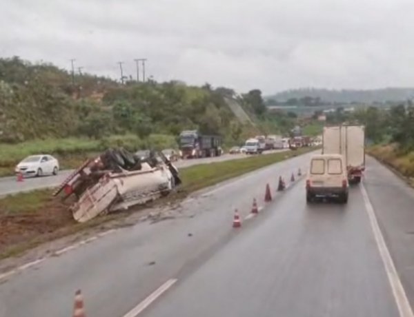 Caminhão de combustível tomba próximo a Juatuba na MG-050