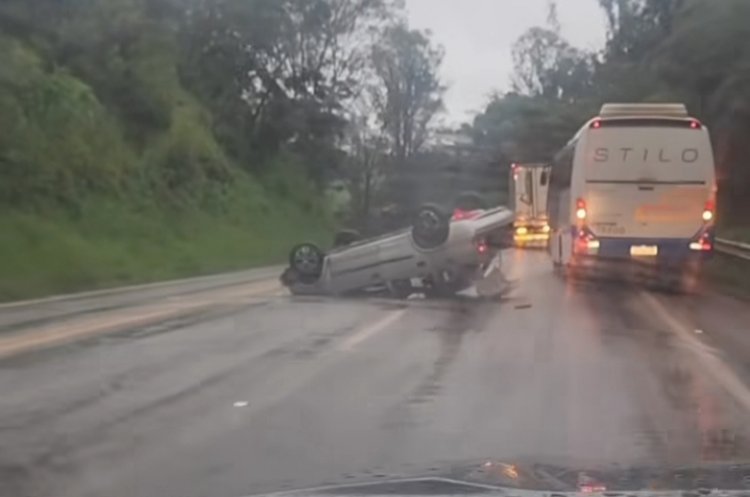 Acidente causa lentidão na MG-050 entre Itaúna e Azurita, próximo à Modal