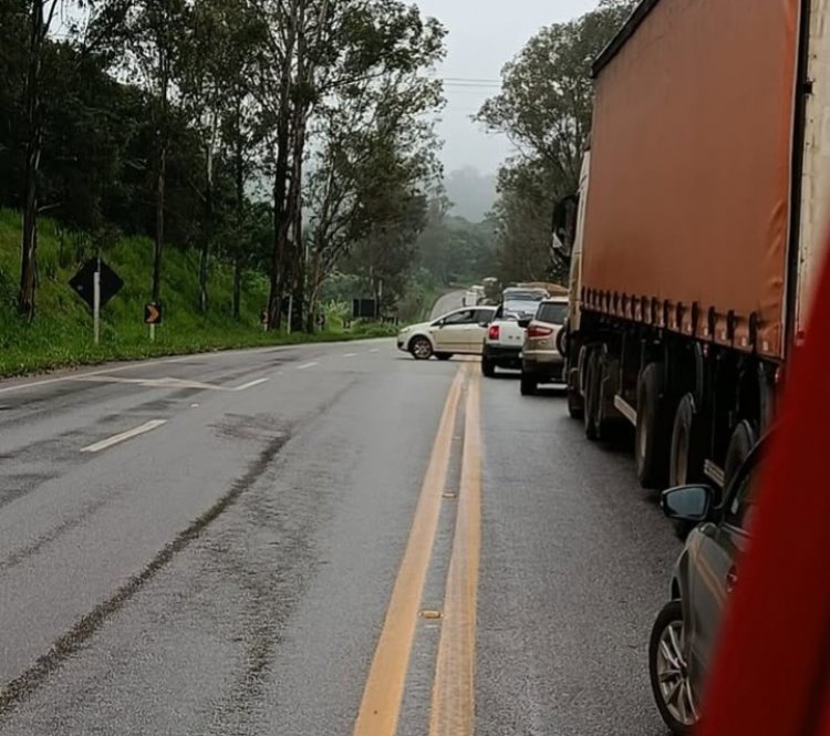 Acidente causa lentidão na MG-050 entre Itaúna e Azurita, próximo à Modal