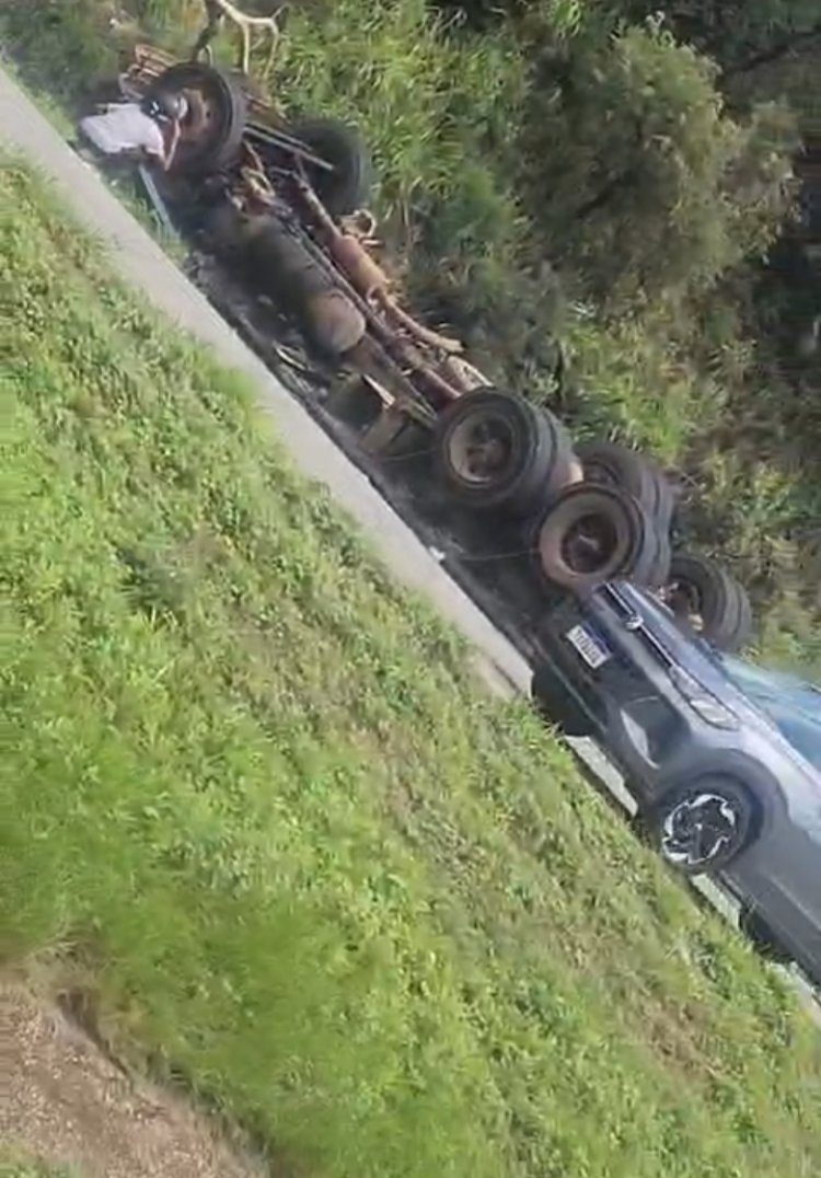 ALERTA: Carreta tomba na MG-050, em direção a Betim