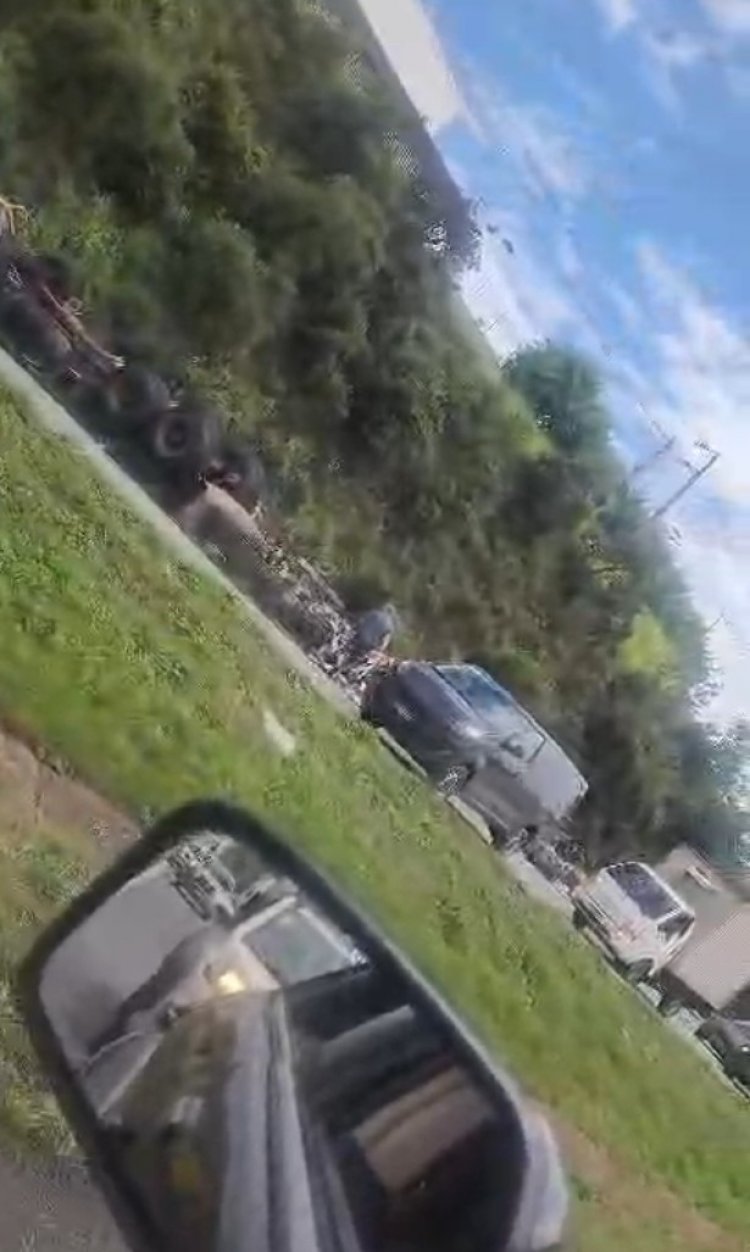 ALERTA: Carreta tomba na MG-050, em direção a Betim