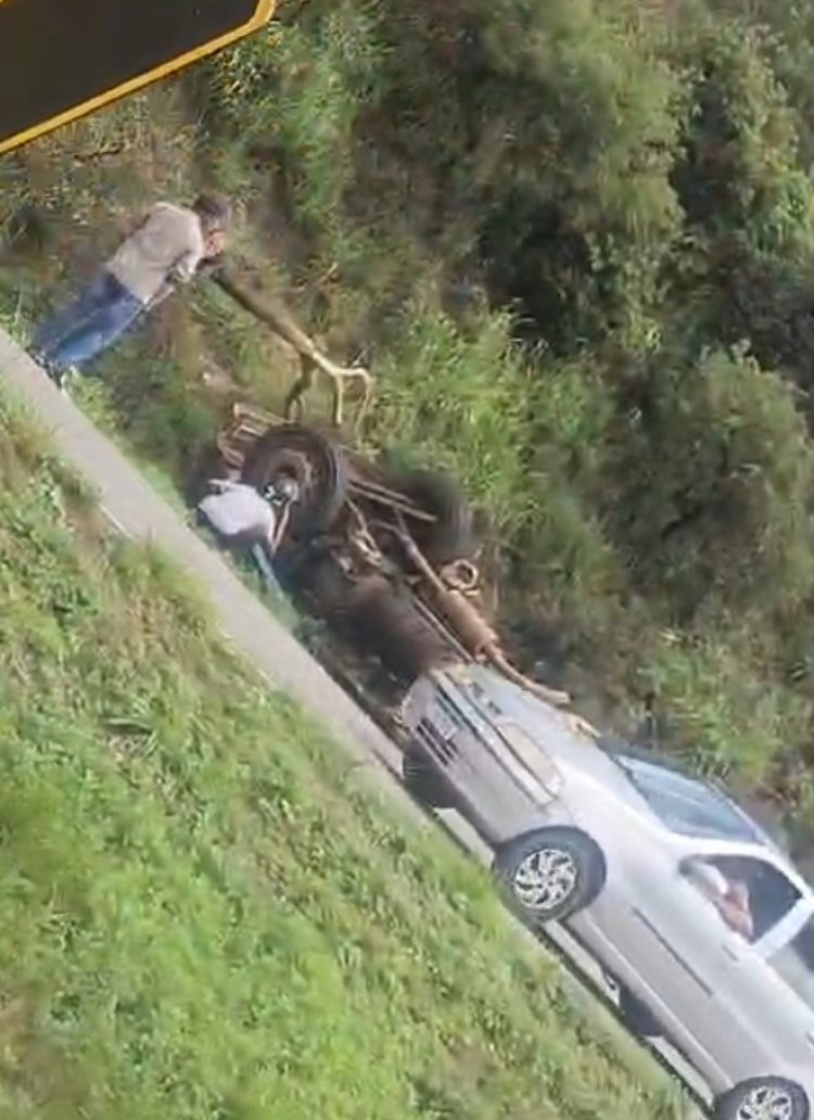 ALERTA: Carreta tomba na MG-050, em direção a Betim