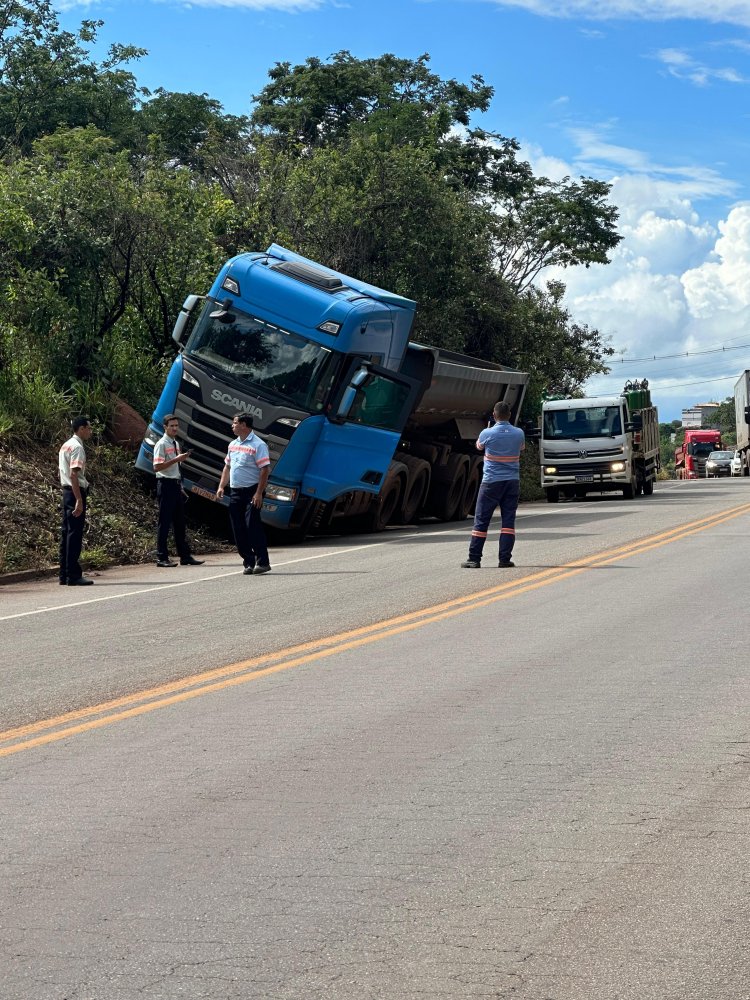 Motorista de carreta sofre convulsão e sobe em barranco na MG-431, em Itaúna