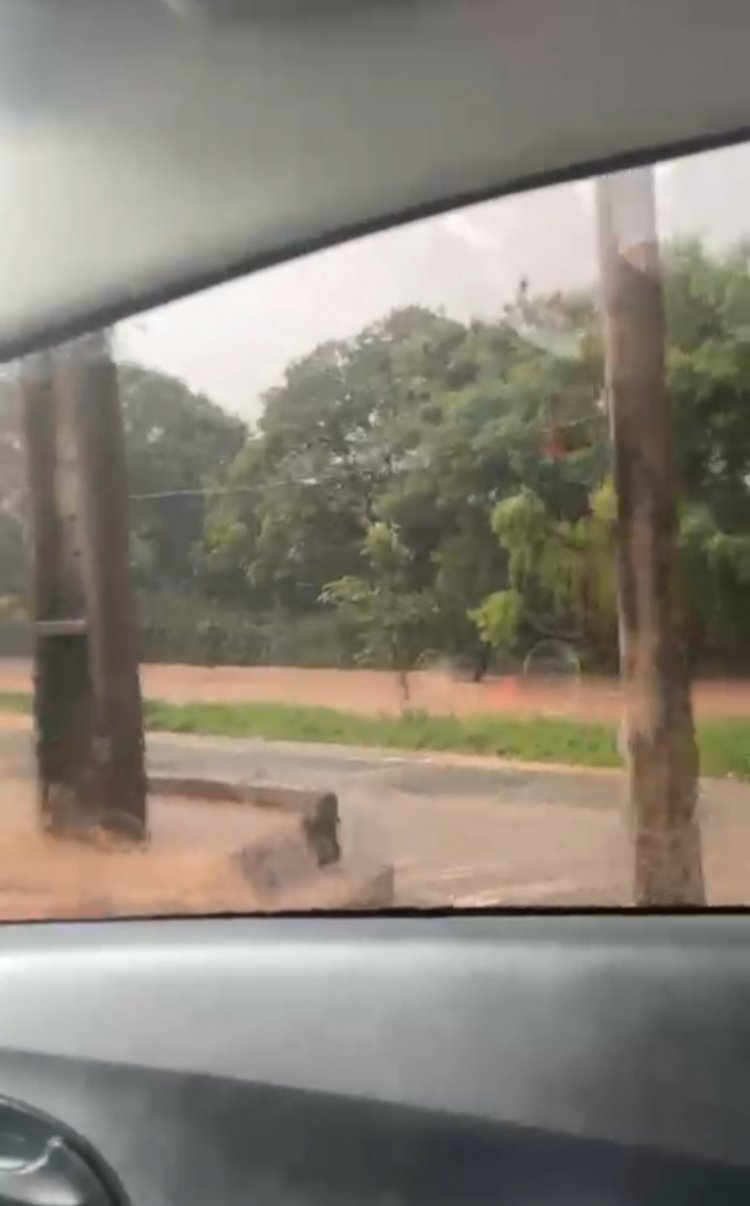 Chuva intensa inunda pontos críticos de Itaúna; avenida Jove Soares é a área mais afetada