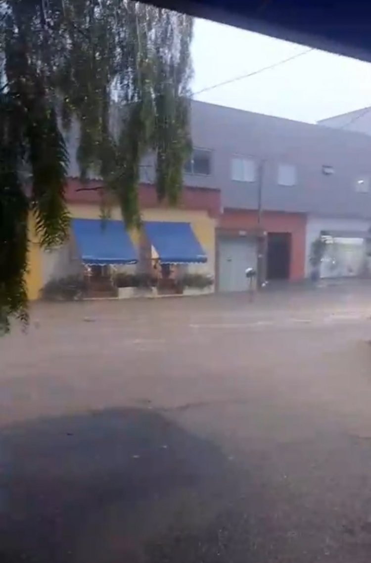 Chuva intensa inunda pontos críticos de Itaúna; avenida Jove Soares é a área mais afetada