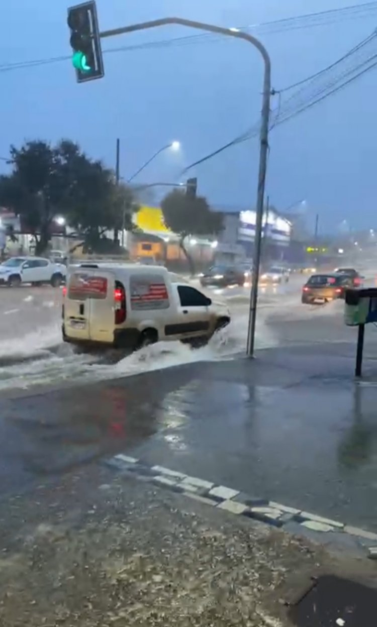Chuva intensa inunda pontos críticos de Itaúna; avenida Jove Soares é a área mais afetada