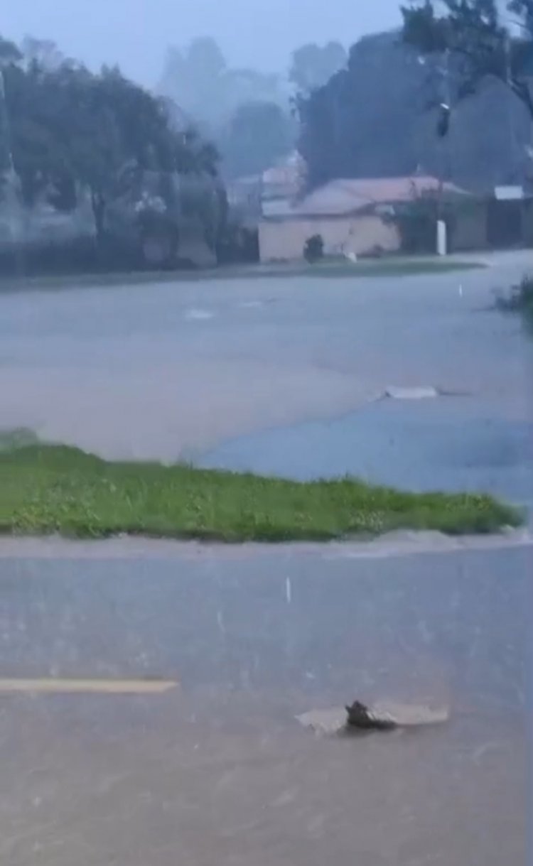 Chuva intensa inunda pontos críticos de Itaúna; avenida Jove Soares é a área mais afetada