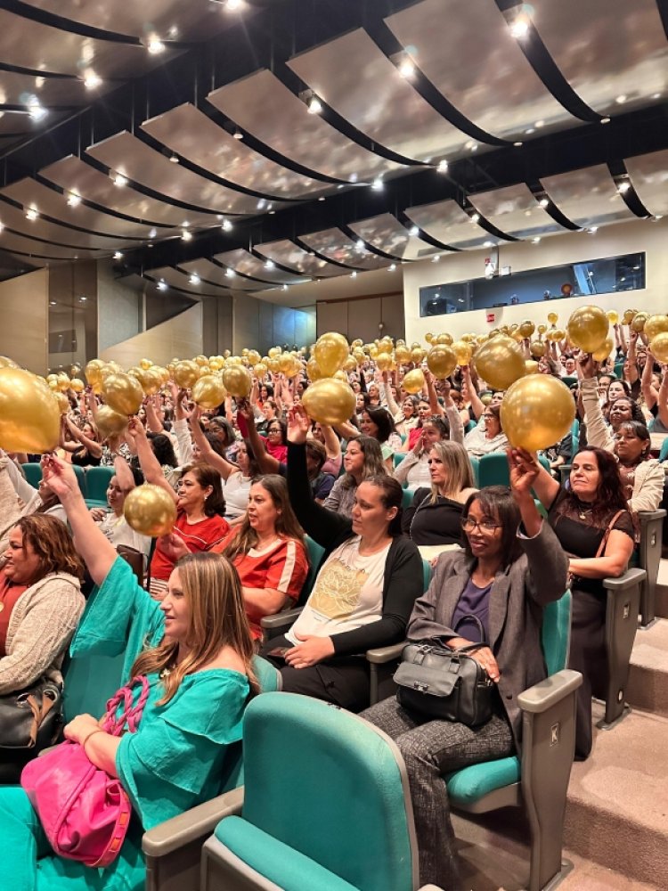 ANO LETIVO - Profissionais da educação são recebidos com festa