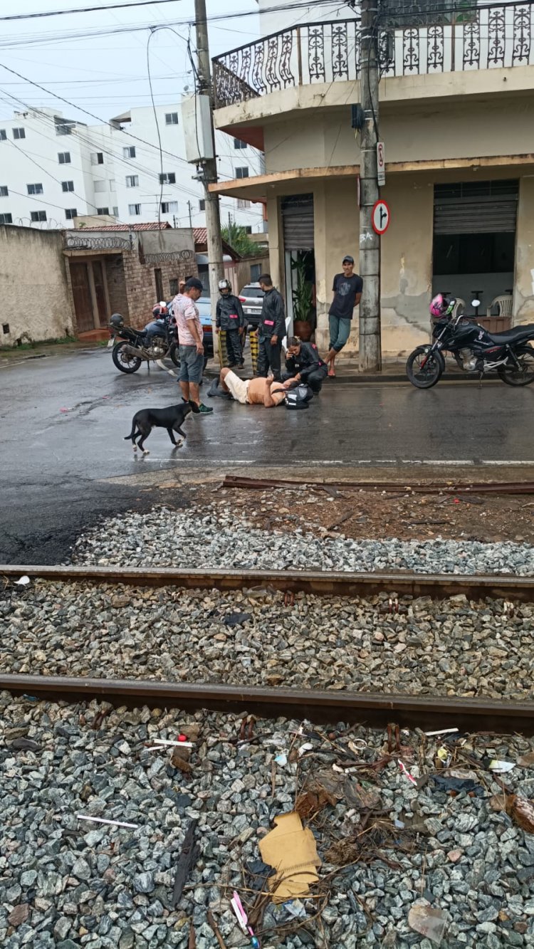Acidente mobiliza atenção na esquina das ruas Manoel Gonçalves e Dona Cota