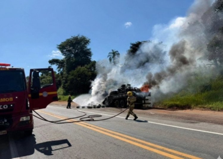 Incêndio destrói caminhão na MG-050, em Itaúna