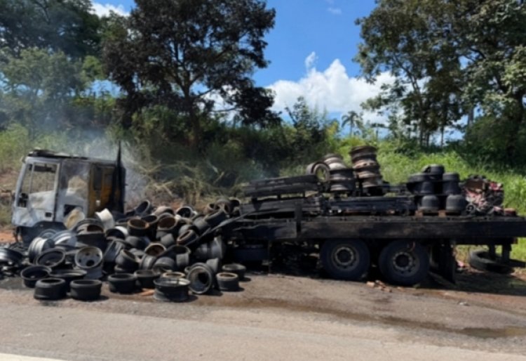 Incêndio destrói caminhão na MG-050, em Itaúna