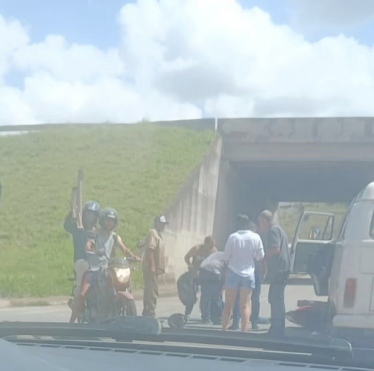 Colisão entre Kombi e motocicleta é registrada no Santa Mônica II