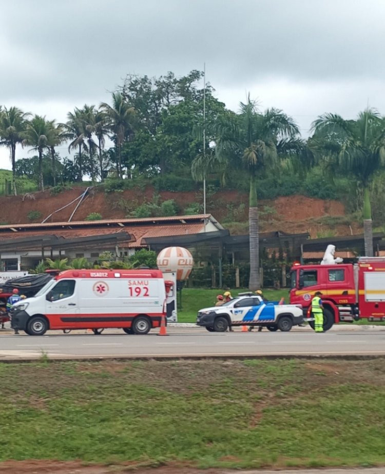 Acidente entre carro e ônibus deixa mulher ferida na BR-262, em Florestal