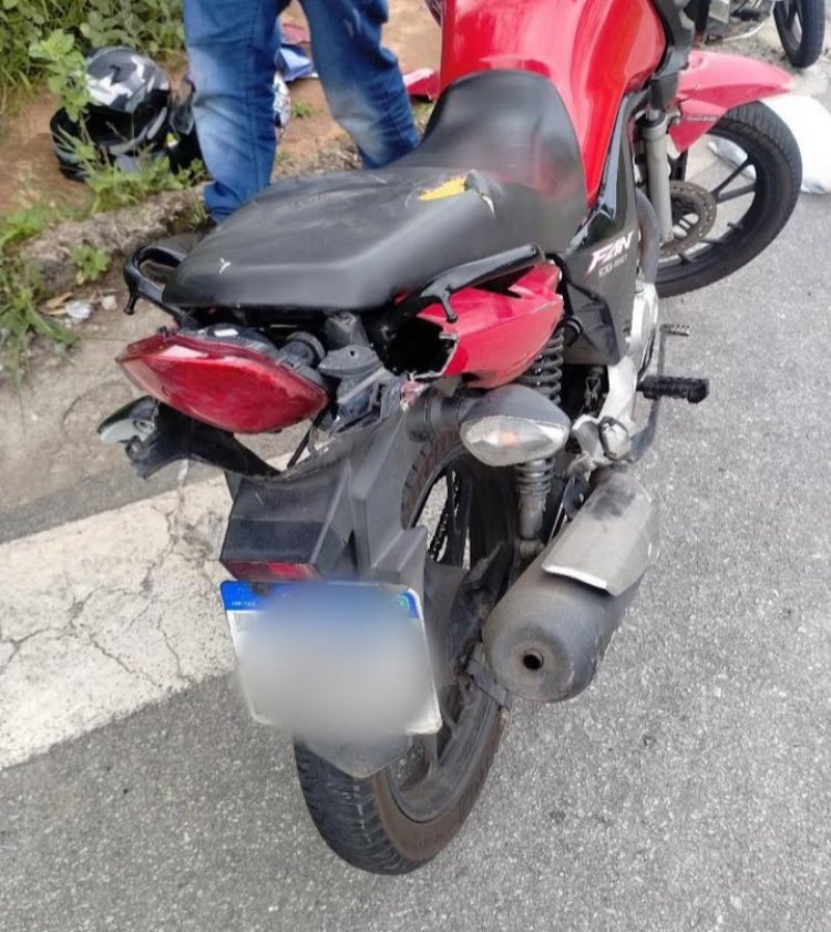 Colisão entre motos deixa ferido na Chácara do Quitão