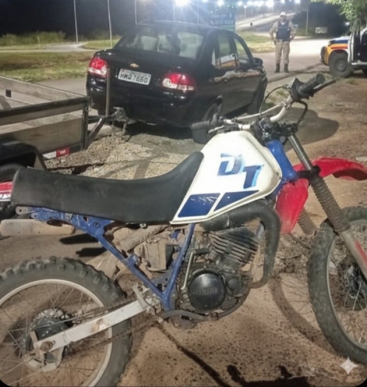 Homem é preso em Itaúna com motocicleta irregular transportada em carretinha