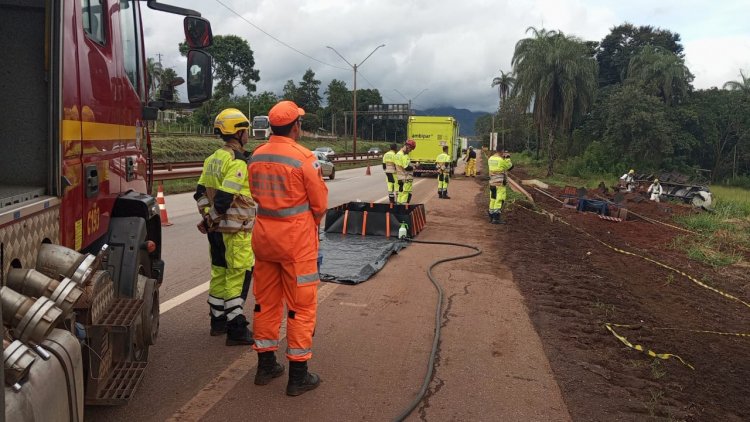 Atualização: Caminhão capota na BR-381 em Itatiaiuçu apresenta vazamento de combustível após pane nos freios